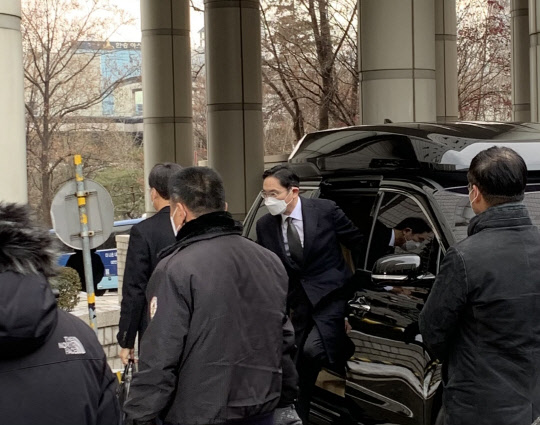 이재용 삼성전자 부회장이 18일 서울 서초구 서울고등법원에 도착했다.